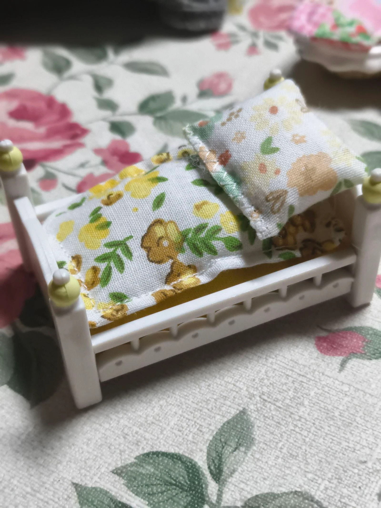 Cama para bebé Sylvanian amarilla 